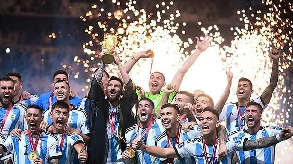 Geçtiğimiz gün gerçekleşen 2022 Katar Dünya Kupası finalinde, Arjantin - Fransa karşılaşması Messi'nin kupayı kaldırmasıyla sonuçlandı.