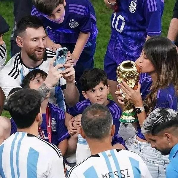 Kupa töreninde milyonlarca insanı ekranlara kilitleyen dünyaca ünlü futbolcu Messi, kupayı kaldırmasının ardından ise giydiği siyah entari ve eşini çektiği fotoğrafla da çok konuşuldu.