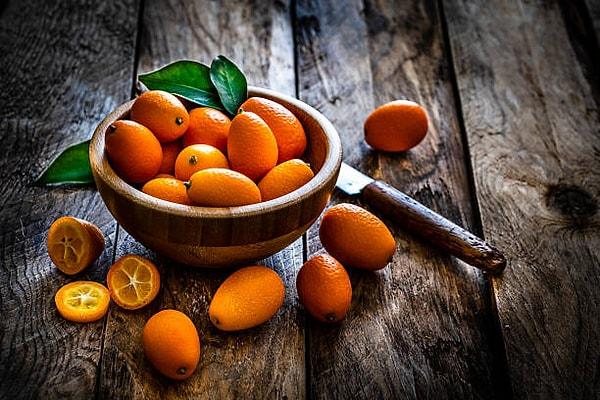 Turunçgiller familyasına ait bir meyve olan kamkat, görünümü ile portakala ve limona benzer. Ana vatanı Doğu Asya ve Çin olan kumkuat, Çin'de altın portakal' olarak adlandırılır.