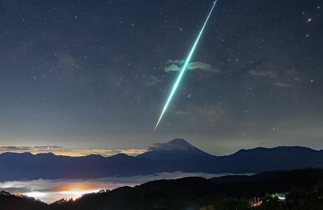 2. Japonya'daki Fuji Dağı'nın üzerindeki "ateş topu" meteoruna bakın 💫