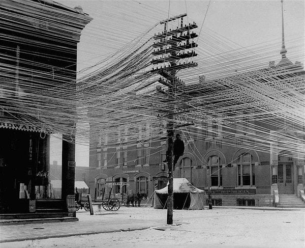 10. 1911'den bir kareye bakıyoruz. Kansas'taki telefon hatları 👇