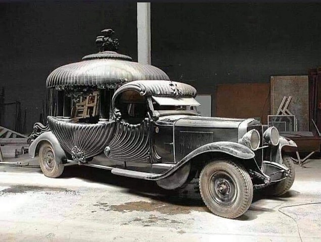 11. 1929 Cadillac Hearse tasarımı der susarız.