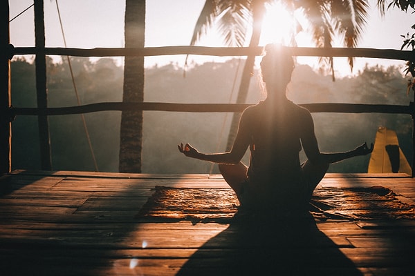 14. "Uyumadan önce yapılan 20 dakikalık yoga/meditasyon çok şeyi değiştiriyor. Ayrıca akşam ekran ışığından ve ışıktan kaçınmak için bir mum yakıyorum."