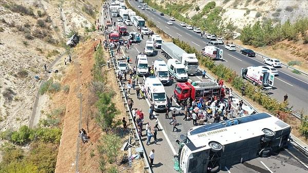 20 Ağustos - İtfaiye, Ambulans ve Canlı Yayın Aracına, Yolcu Otobüsü Çarptı: 16 Ölü 21 Yaralı