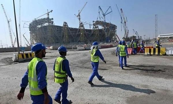 Dünya Kupası turnuvası için yaptırdığı stadyumların inşaatında çalıştırılan yabancı işçilerden 6,750’ünün yetersiz güvenlik önlemeleri nedeniyle hayatını kaybettiği iiddia ediliyor.