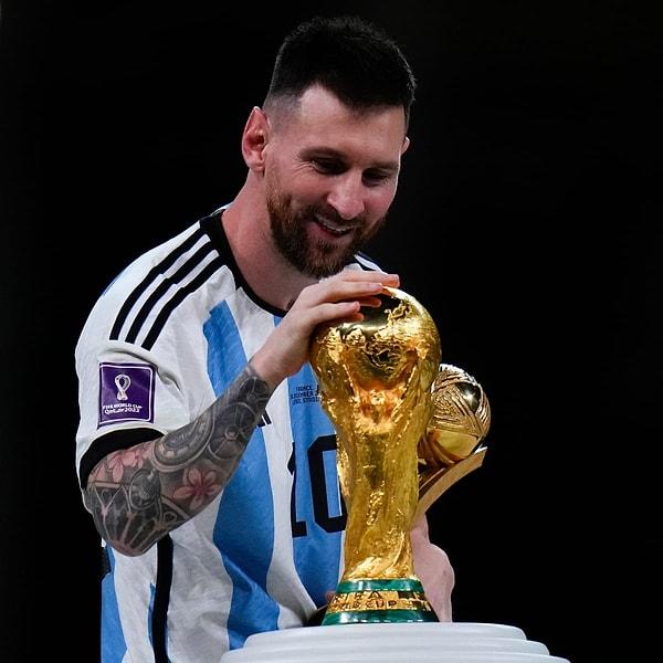 Dünya Kupası'nda müthiş bir performans gösteren Messi, turnuvanın da en iyi oyuncusu seçildi haliyle.