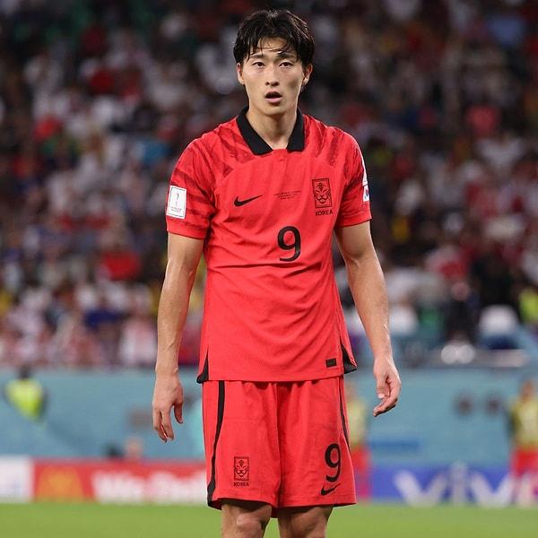 24 yaşındaki Güney Koreli futbolcu ekrana ne zaman çıksa sosyal medyayı adeta kırıp geçirdi. Üstüne üstlük hem yakışıklılığıyla hem de başarılı futbol oyunculuğuyla dikkat çekti.