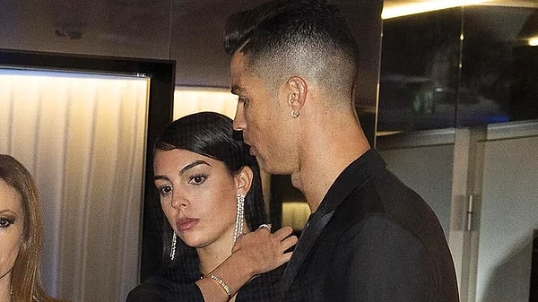 13. Cristiano Ronaldo ve Georgina Rodriguez, bir ebeveynin yaşayacağı en acı olayı kamuoyuyla paylaştılar. Doğum sırasında ikiz bebeklerinden erkek olan hayata gözlerini yumdu.