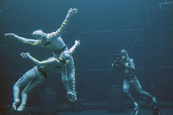 1. Yıllardır beklenen Avatar: The Way of Water filminin setinde, dublör oyuncuların su altı sahnelerinin çekimi;