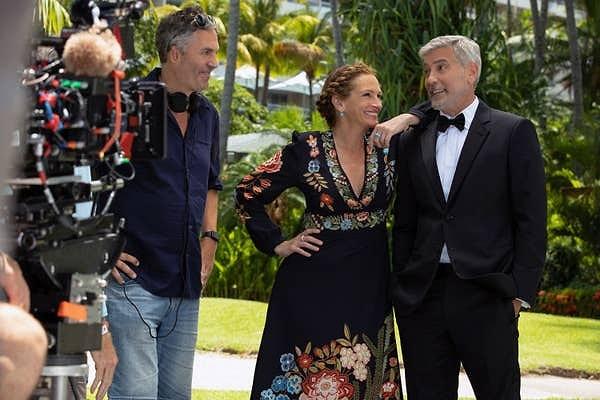 5. Ticket to Paradise setinde yönetmen Ol Parker, Julia Roberts ve George Clooney'nin samimiyet barındıran anları;