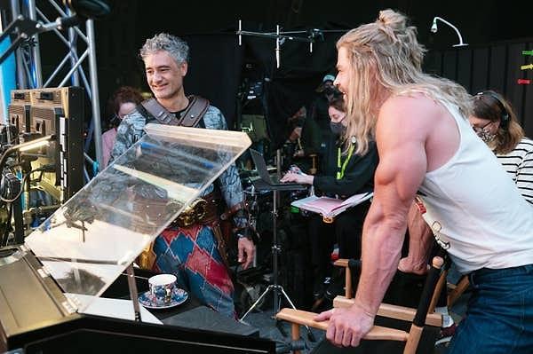 8. Thor: Love and Thunder filminin setinde yönetmen Taika Waititi and Chris Hemsworth verilen molada çekilen sahneleri izlerken;