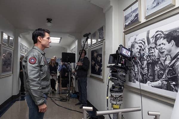 13. Top Gun: Maverick setinde Tom Cruise'un önceki filmin nostaljik fotoğrafına bakarken karaktere bürünürken;