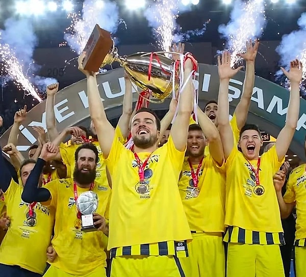 20. Fenerbahçe Beko , ING Basketbol Süper Ligi Play-Off Final Serisi 4'üncü maçında Anadolu Efes 'i deplasmanda 92-80 mağlup ederek seride durumu 3-1'e getirdi ve şampiyon oldu.