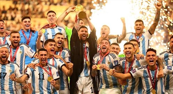 Uzun soluklu Dünya Kupası 2022, 18 Aralık Pazar günü oynanan Arjantin - Fransa final maçıyla gündem oldu. Normal sürenin ardından uzatmalara kalan dev maçın kaderi penaltılara kaldı. Fransa'nın karşısında 4-2'lik skor elde eden Arjantin kupayı kaldırdı.