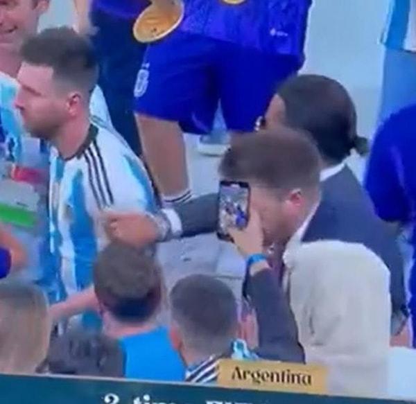 Dünyaca ünlü şef, sahaya indikten sonra başta Messi olmak üzere Arjantinli futbolcuların peşini bir an bile bırakmadı.