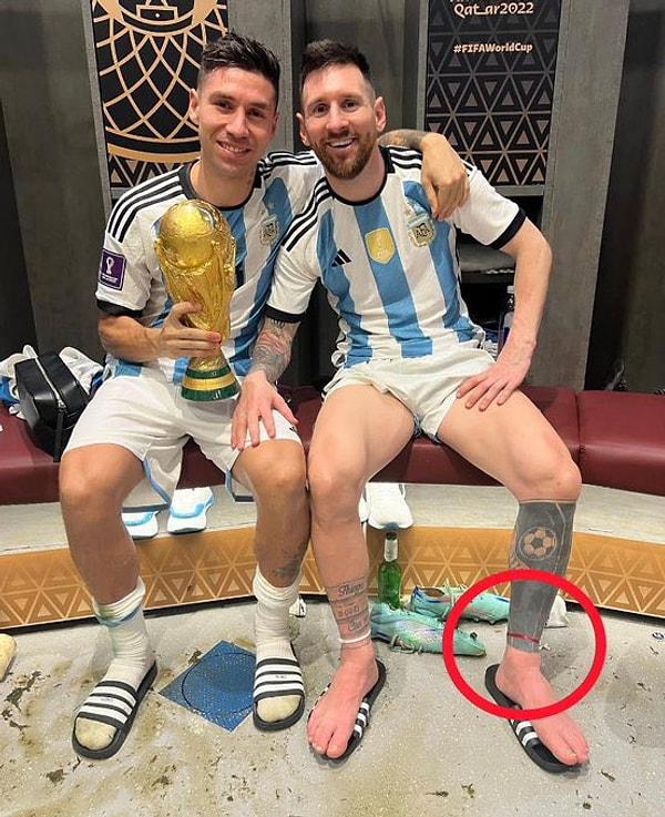 Kupa başarısının ardından son günlerin en çok konuşulan ismi haline gelen yıldız futbolcu, bu kez paylaşılan bir fotoğrafta ayağındaki kırmızı kurdeleyle gündeme geldi.