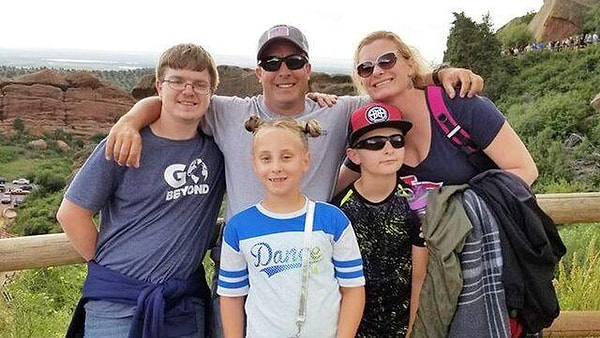 Когда полиция пришла домой, Кейт лежала на полу с огнестрельными ранениями в голову и плечо. Она был госпитализирована, но скончалась.