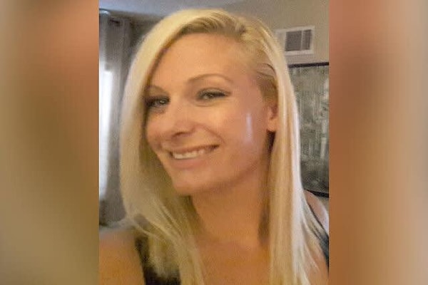 Полицейские сразу же выследили мужчину, который скрылся на своем пикапе, но они не знали, что у него с собой дробовик и патроны.