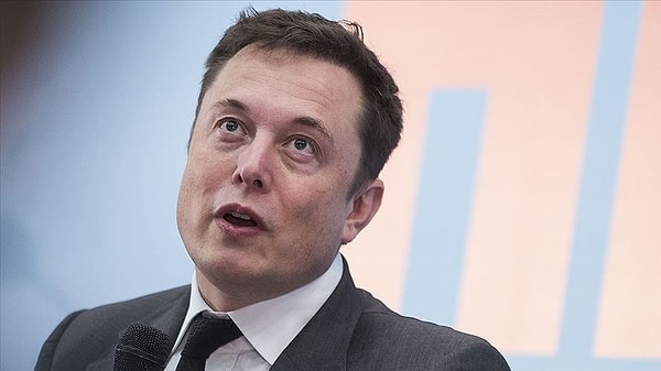 Ankete katılanların yüzde 57,5’i Musk’ın ayrılmasını, 42,5’i ise devam etmesini istemişti.