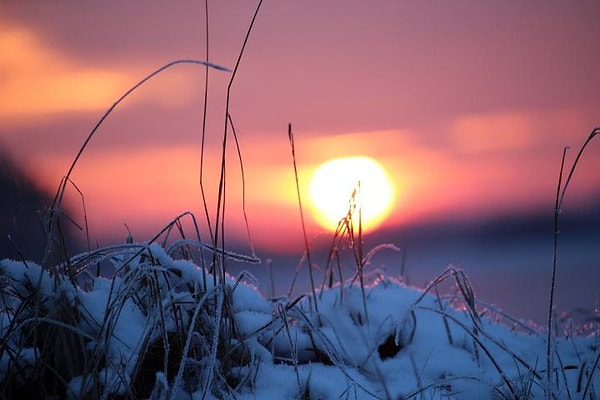 21 Aralık'ta Kuzey Kutbu Güneş'ten en uzak noktada olduğu için Kuzey Yarım Küre'de kış başlar.
