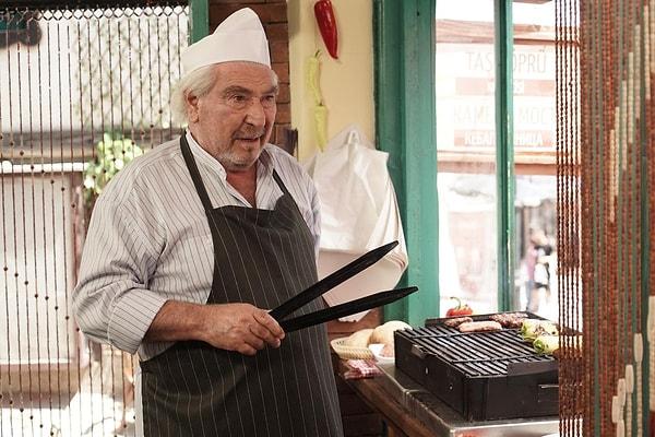 74 yaşındaki usta oyuncu Erdal Özyağcılar, yıllar sonra döndüğü Makedonya'ya ikinci kez veda ediyor.