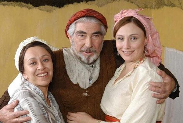 Hatırlarsanız Elveda Rumeli isimli dizinin başrol oyuncusu olan Erdal Özyağcılar, 2007'de yayınlanmaya başlayan yapımda 83 bölüm boyunca toplam 2 yıl yer almıştı.