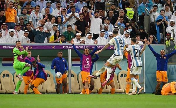 2. Çeyrek finaldeki Arjantin-Hollanda maçında Leandro Paredes'in Hollanda yedek kulübesine şut çektiği an...