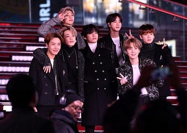 Müzik dünyasının gündeminden düşmeyen yegane isimlerin başında K-pop gruplarından BTS geliyor. Aranızda eminiz ki BTS'i bilmeyen, duymayan ya da en azından bir şarkılarını bile dinlemeyen kalmamıştır.