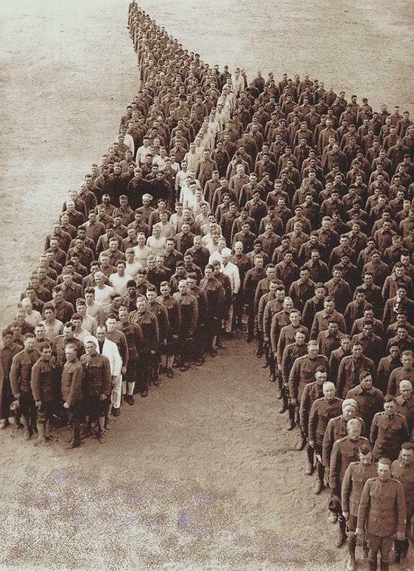 3. Birinci Dünya Savaşı sırasında ölen sekiz milyon at, eşek ve katırlara hürmetlerini sunmak adına saygı duruşuna geçen askerler👇