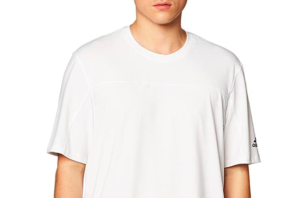 6. Adidas beyaz tişört.
