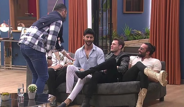 Kısmetse Olur Aşkın Gücü'nün yeni bölüm fragmanında; Erol ile Sedat, Tolga ile Aybüke'nin taklidini yaparak tüm yarışmacıları gülmekten kırıp geçiriyor.