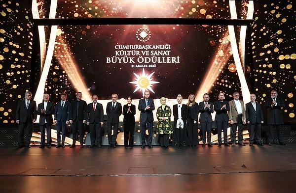 Cumhurbaşkanı Recep Tayyip Erdoğan, Baştepe'de düzenlenen Cumhurbaşkanlığı Kültür ve Sanat Büyük Ödülleri töreninde, ödülleri sahiplerine takdim etti.