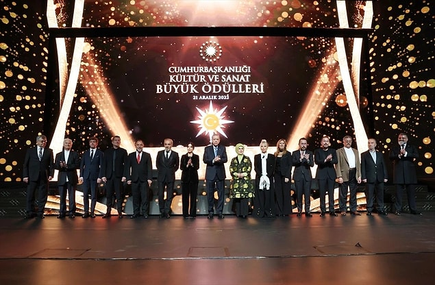 Cumhurbaşkanı Recep Tayyip Erdoğan, Baştepe'de düzenlenen Cumhurbaşkanlığı Kültür ve Sanat Büyük Ödülleri töreninde, ödülleri sahiplerine takdim etti.