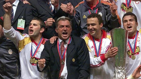 Galatasaray'ın efsanelerinden Fatih Terim, Türk futbol tarihinde bir ilki başararak Altın Ayak Efsaneler Ödülü'nü alan ilk Türk teknik direktör oldu.