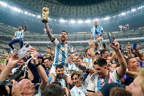 Katar'daki 2022 Dünya Kupası'nda Arjantin, finalde Fransa'yı penaltılarla mağlup ederek kupayı müzesine götürdü.