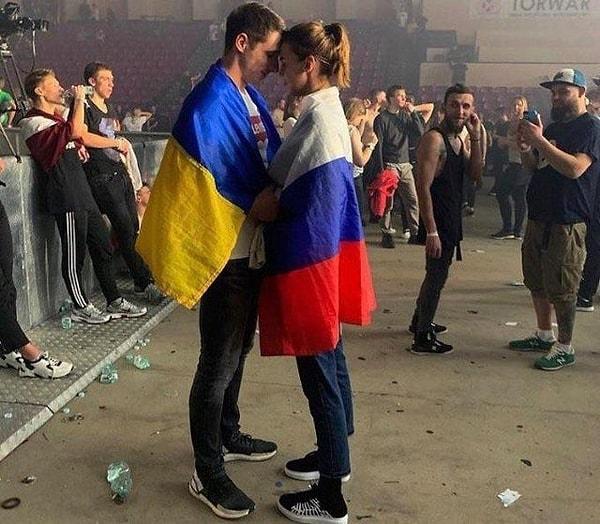 7. Polonya'daki bir konserde Ukrayna ve Rusya bayraklarına bürünmüş bu ikili, insanı bir nebze mutlu ediyor...