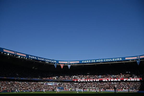 Ayrıntının bir tarafında Paris Saint-Germain bir tarafında ise Dünya Kupası var.