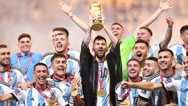 2022 Dünya Kupası'nı kazanarak kariyerindeki tek eksiği tamamlayan Lionel Messi, Arjantin'in de 36 yıllık Dünya Kupası hasretine son verdi.