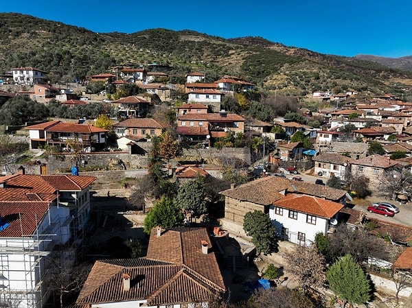 Eğer gitmek isterseniz Birgi Köyü, Ödemiş ilçe merkezine 10 km uzaklıkta yer alıyor.