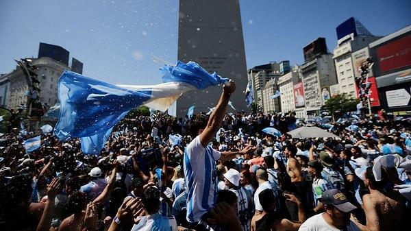 2022 Dünya Kupası'nı kazanan Arjantin, ülkesine döndü. Milyonlarca taraftar sokaklarda kutlamalardaki yerini aldı.