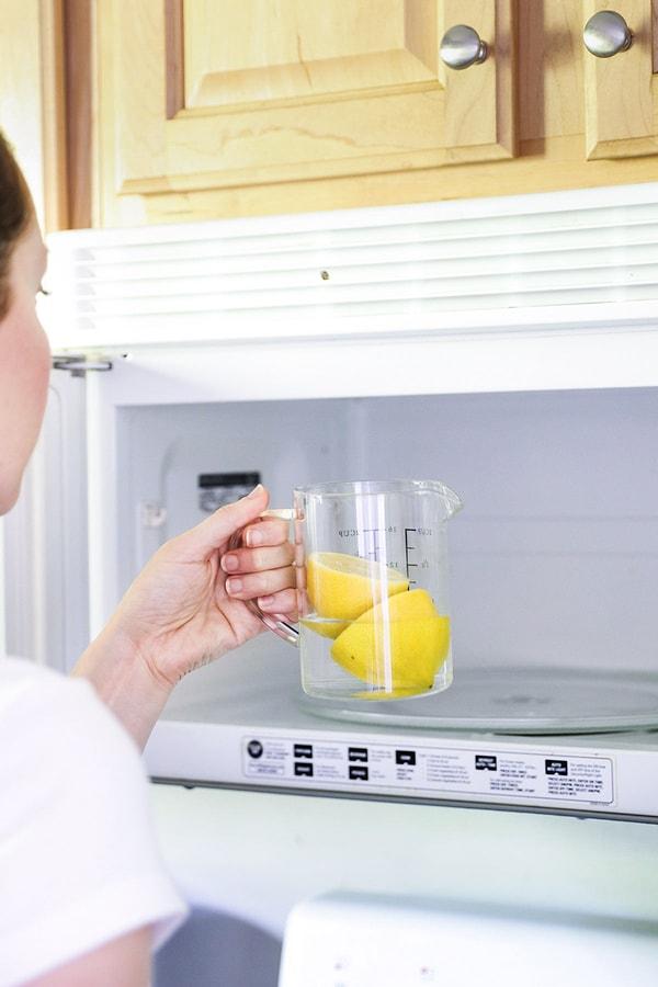 7. Portakal, mandalina, limon gibi meyveleri sıkmadan önce mikrodalgaya atarsanız daha fazla suyunu çıkarabilirsiniz.