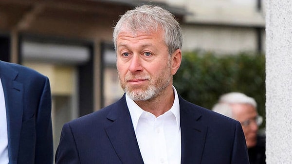 Rus olduğu gerekçesiyle uygulanan yaptırımlarından ardından Abramovich'in servetinin yüzde 41.6 oranında düşmesine rağmen 10.5 milyar dolar servete sahip oluğu tahmin ediliyor.