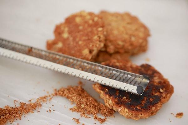 5. Yanmış kurabiyelerinizi ve ekmeklerinizi ince bir rendeyle yanmış kabuğundan ayırabilirsiniz.