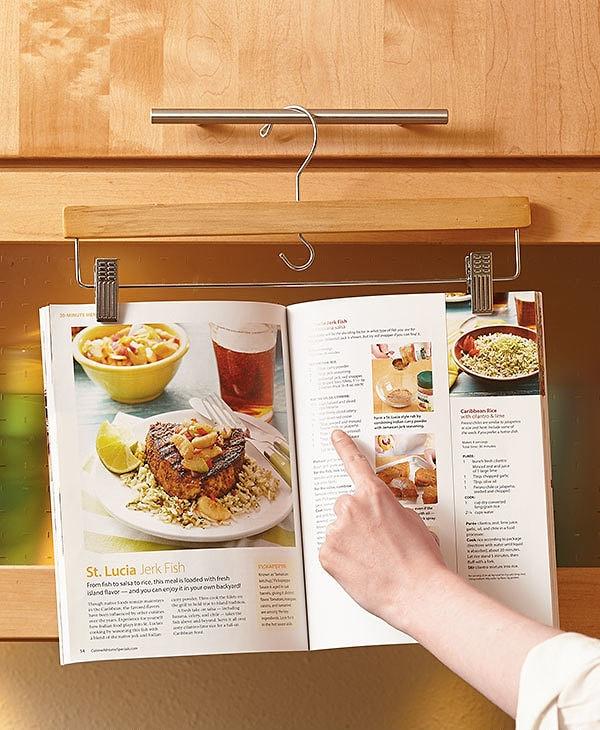 9. Yemek kitaplarını askı yardımıyla dolap kapaklarına asın:
