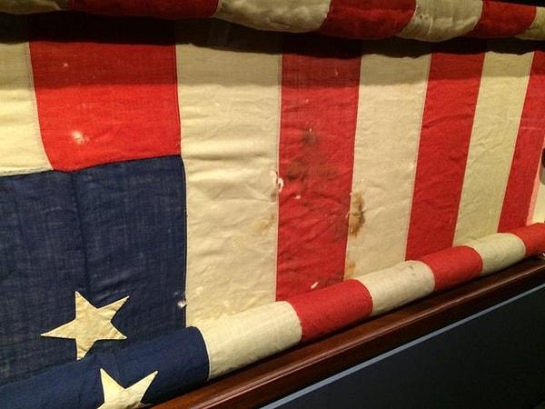 11. 14 Nisan 1865'te John Wilkes Booth tarafından vurulan Abraham Lincoln'un başına tampon yapılan otuz altı yıldızlı kanlı Amerika bayrağı👇