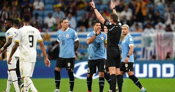 2022 Dünya Kupası'nda gruptaki son maçında Gana'yı 2-0 mağlup etmesine rağmen gruptan çıkamayan Uruguay'da futbolcular son düdükten sonra hakemin üzerine yürümüştü.