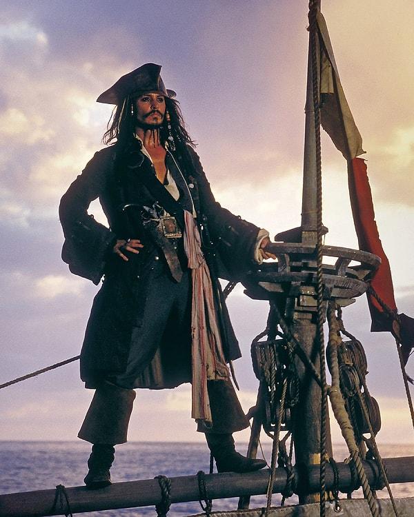 16. Jerry Bruckheimer, Johnny Depp'in Jack Sparrow rolüne dönme ihtimalinin olduğunu açıkladı.