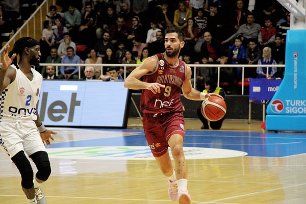 Galatasaray, ligdeki son maçında Büyükçekmece deplasmanından 67-63'lük skorla galip ayrıldı ve ligde üst üste 3. galibiyetini aldı.