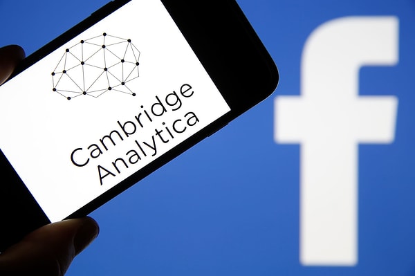 Facebook'un ABD seçimlerine etki etmesiyle gündeme gelen ve 87 milyon kişinin verilerine erişilen Cambridge Analytica skandalı sona eriyor.