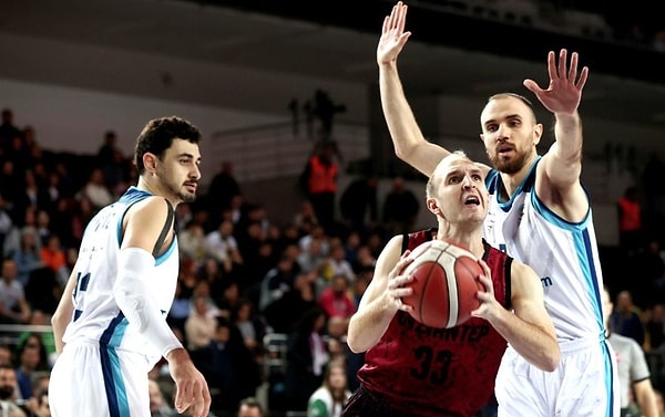 EuroCup'ta da deplasmanda Buducnost'u 84-71 ile geçen lacivert-beyazlılar, 4 maçlık galibiyet serisi yakaladı.